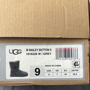 UGG W BAILEY BUTTON ll GREY SIZE 9